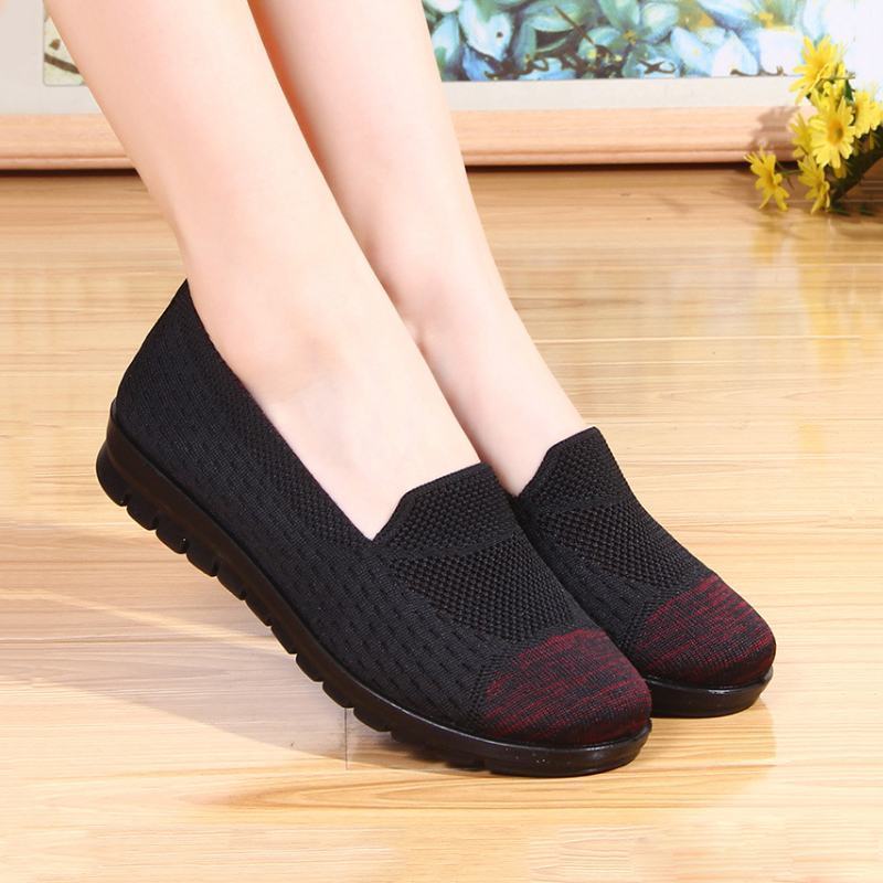 Giày lười vải nữ BN0061 với thiết kế 2 màu chủ đạo là đỏ và đen là lựa chọn không thể thiếu trong tủ giày của chị em