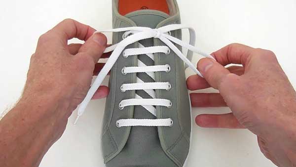 Cách thắt dây giày đẹp cho nam giới