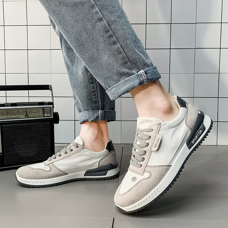 Kết hợp giày thể thao với quần jean nam ống rộng đơn giản