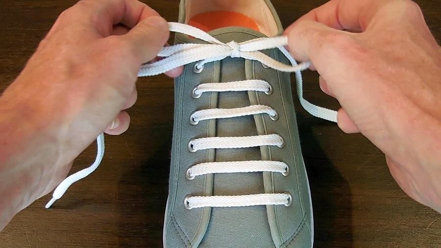 Cách thắt dây giày không bị tuột khi buộc nơ