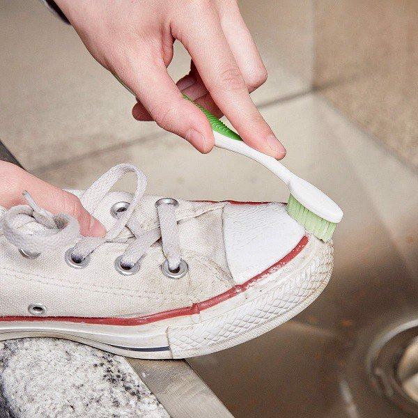 Làm sạch giày trắng bằng kem đánh răng