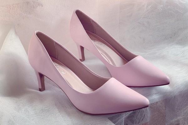 Giày cao gót màu hồng