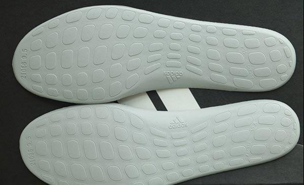 Kiểm tra giày Adidas chính hãng qua chi tiết trên lót giày